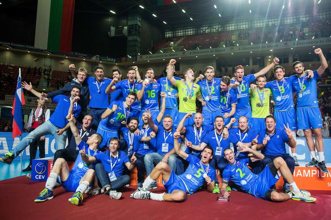 Tako se je leta 2015 na evropskem prvenstvu skupaj z vsemi v reprezentanci veselil srebrne medalje. | Foto: Sportida