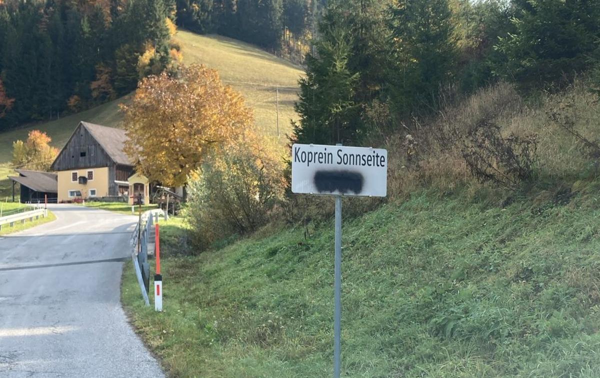 Železna Kapla | Kot je razvidno s fotografij, so storilci premazali slovenske napise na tablah za Železno Kaplo in Pliberk. | Foto Narodni svet koroških Slovencev