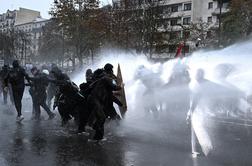 V Franciji bodo med protesti še naprej uvajali policijske ure
