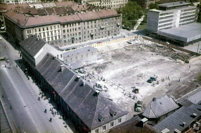 Po podrtju stanovanjskih stavb, pred gradnjo stolpnice (leto 1961, foto: Svetozar Guček, hrani: MNZS). | Foto: 