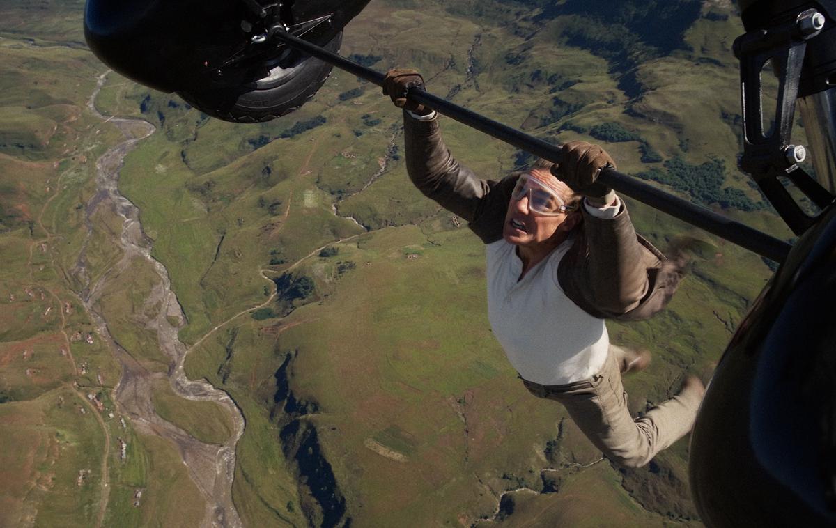 Misija: Nemogoče - Zadnje maščevanje | Pri hitrosti vetra dvesto kilometrov na uro je tudi Tom Cruise zmogel na krilu zdržati le 12 minut, preden bi se zaradi pomanjkanja kisika in izčrpanosti onesvestil. A je večkrat vseeno vztrajal, da snemajo dlje. | Foto Karantanija Cinemas