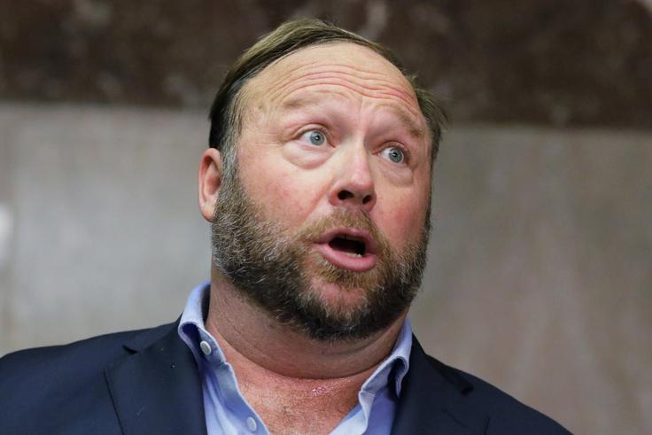 Med novičarskimi "cvetkami", ki jih je v preteklih letih objavljala spletna stran InfoWars teoretika zarot Alexa Jonesa (na fotografiji), so bile med drugim zgodbe, da na Marsu že obstaja vesoljska kolonija, kamor Nasa z Zemlje pošilja otroške sužnje, da je bil sončni mrk nad ZDA leta 2017 znak, da človeško civilizacijo kmalu čaka propad oziroma velika sprememba, da je Barack Obama resnični vodja Islamske države, da sta Bill in Hillary Clinton umorila sodelavca, da ZDA svoje državljane redno napadajo z vremenskim orožjem. | Foto: Reuters