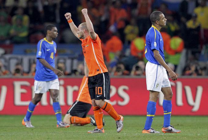 Brazilci so bili na dobri poti do novega velikega rezultata. V skupini niso imeli težav, v osmini finala so s 3:0 prerešetali mrežo Čila, dlje pa ni šlo. Čeprav so v četrtfinalu povedli proti Nizozemski (1:0), so tulipani na krilih dvakratnega strelca Wesleyja Sneijderja, ki je isto leto z Interjem osvojil ligo prvakov, zmagali z 2:1. | Foto: Reuters