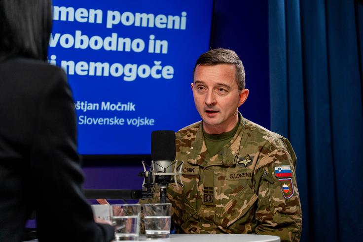 Močnik poudarja, da občutek varnosti temelji tudi na zaupanju ljudi v delovanje sistema. Po njegovem mnenju je za družbo ključno, da državljani vedo, da institucije v kriznih razmerah delujejo in da se lahko nanje zanesejo. | Foto: Luka Petrič