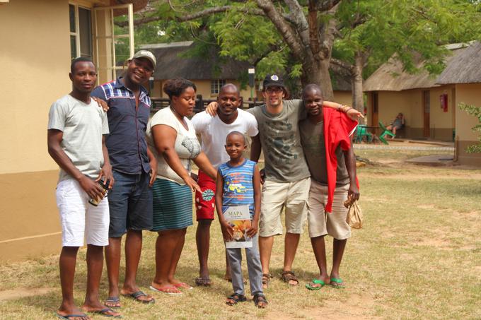 Ljudje v Mozambiku so mu bili zelo všeč. Predvsem njihova energija, radodarnost, to, da se vsak dan za svoje življenje borijo z nasmeškom na obrazu. Spoznal je veliko prijateljev in sodelavcev, ki jih prav tako pogreša. | Foto: osebni arhiv/Lana Kokl