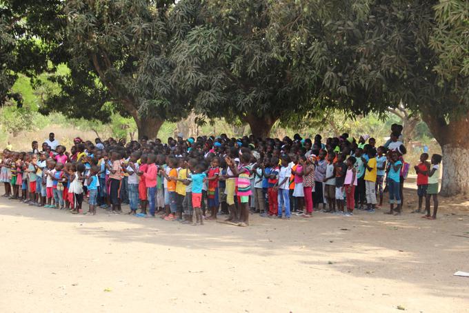 Obiskali sta tudi šolo v vasi Jugudul, kjer ju je pričakaloo veliko otrok. | Foto: Katja Gaspari Leben