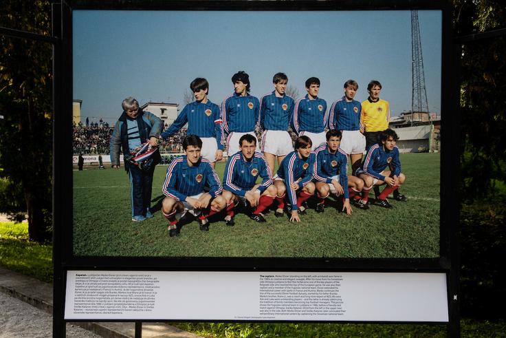 NZS razstava 100 let Tivoli V ponedeljek, le nekaj dni po slavnostnem odprtju fotografske razstave v čast slovenskemu nogometu, ki jo je pokvarilo slabo vreme, je Slovenijo pretresla novica o smrti Marka Elsnerja. Eden najboljših slovenskih nogometašev vseh časov je izgubil boj z zahrbtno boleznijo in odšel mnogo prezgodaj, pri 60 letih. Veliko čast je doživel leta 1986, ko je bil kapetan jugoslovanske reprezentance za Bežigradom, na stadionu, kjer je izstopal vrsto let kot nepozabni branilec Olimpije. Jugoslavija se je na prijateljski tekmi pomerili prav z zmaji iz Ljubljane. Takrat je državni dres modrih nosil še en nekdanji biser Olimpije, poznejši večkratni selektor Srečko Katanec. Marko, počivaj v miru. | Foto: Vid Ponikvar