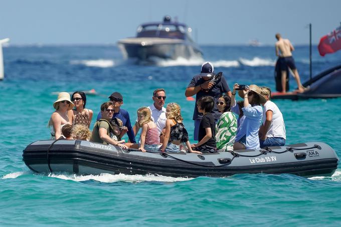 Širša družina se je iz jahte prepeljala na francosko obalo z gumijastim čolnom. | Foto: Mediaspeed