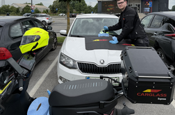 Serviser se do vašega avtomobila pripelje kar z električnim skuterjem