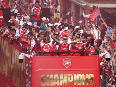 Dan po porazu v finalu lige prvakov šampionska parada za Arsenal #video
