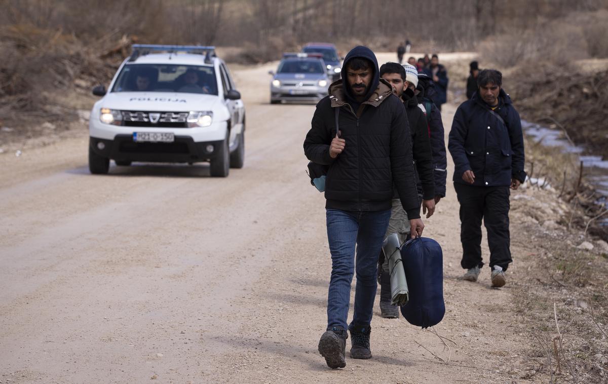 Hrvaška policija migranti | Število nezakonitih migrantov se je na Hrvaškem v zadnjem času zelo povečalo. Njihov končni cilj so bogate države na severozahodu Evrope, pot do njih pa jih po odhodu iz Hrvaške vodi skozi Slovenijo. | Foto Guliverimage