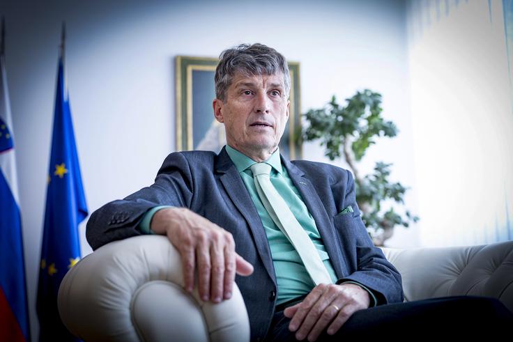 Minister za obrambo Borut Sajovic poudarja pomen povezovanja obrambnega sistema z gospodarstvom in znanostjo.
 | Foto: Ana Kovač