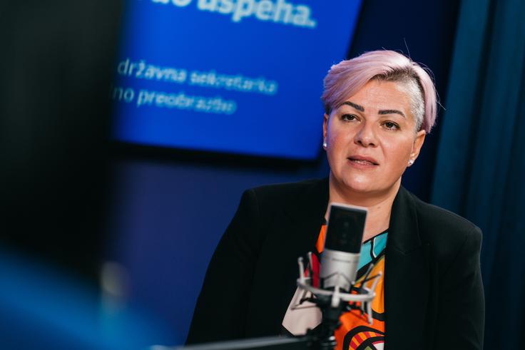 Aida Kamišalić Latifić Dr. Aida Kamišalić Latifić, državna sekretarka na Ministrstvu za digitalno preobrazbo, raziskovalka podatkovnih tehnologij in prejemnica naziva Inženirka leta 2019, verjame, da je prihodnost digitalne družbe odvisna od sodelovanja, zaupanja in znanja. “Vse vam lahko vzamejo, samo znanja ne,” pravi sogovornica, ki povezuje znanost, gospodarstvo in ljudi – z jasnim ciljem, da tehnologija služi človeku, ne obratno. | Foto: Jan Lukanović