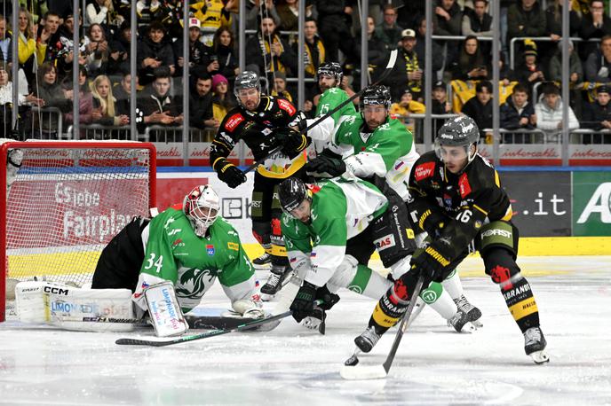 Pustertal : HK Olimpija | Olimpija zvečer gostuje pri Pustertalu. Zmaga pomeni podaljšanje sezone, poraz pa konec sezone. | Foto HC Pustertal