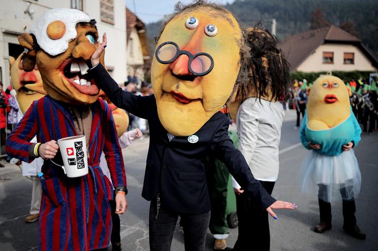 Kljub odpovedi pustne povorke je bo pod šotorom ob isti uri potekalo pustno rajanje ob glasbi Ansambla Saše Avsenika in Godbe Cerknica, Harmonikarskega orkestra Vilija Marinška in DJ Prebila, so sporočili organizatorji. | Foto: Daniel Novakovič/STA