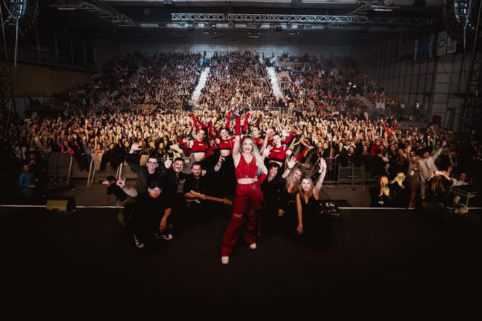 Ines je ob koncu povedala: "Šele danes dojemam, kaj se je zgodilo. Ena velika ljubezen pod odrom Hale Tivoli in moj prvi samostojni koncert, za katerega se je izkazalo, da je bil vreden vsega truda." | Foto: Robi Valenti, Gašper Vrabel