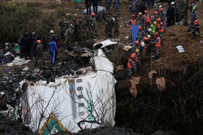 Nepal, nesreča, letalo | Iz končnega poročila državne preiskovalne komisije, ki so ga v četrtek predložili ministrstvu za turizem, je razvidno, da je bila v pilotski kabini potegnjena napačna ročica. Pilota sta s tem nehote izklopila oba motorja. | Foto Reuters