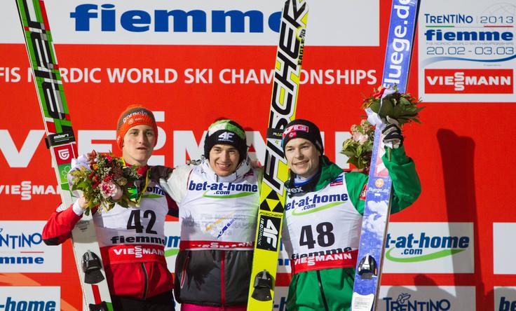 Na veliki skakalnici sta mu družbo na zmagovalnem odru delala zlati Kamil Stoch in bronasti Anders Jacobsen. | Foto: Guliverimage