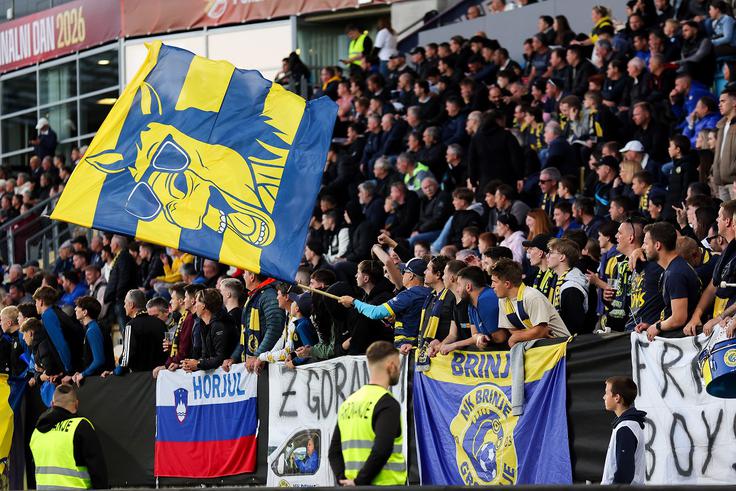 Navijači Brinja so v sredo napolnili tribune celjskega stadiona, v nedeljo pa so pomagali ljubljencem do velike zmage nad Nafto. | Foto: Filip Barbalić