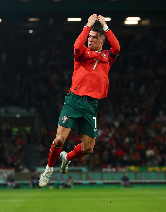 Cristiano Ronaldo je zadel v polno proti Dancem in pomagal Portugalcem do visoke zmage s 5:2. To je bil njegov prvi reprezentančni zadetek, ki ga je dosegel po 40. rojstnem dnevu. | Foto: Reuters