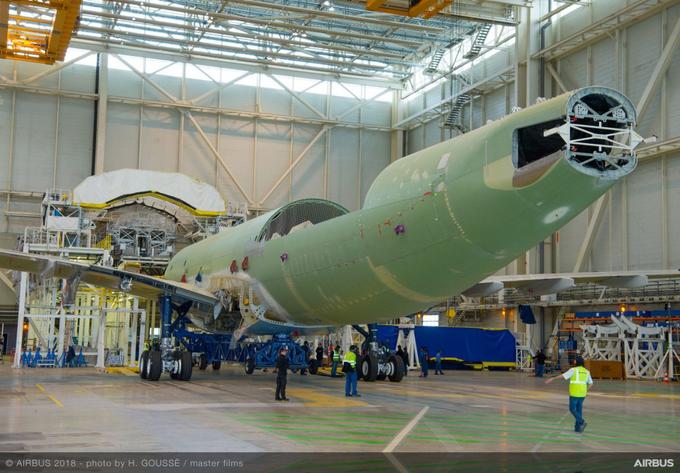 Beluga XL je sestavljena iz več Airbusovih letal. V primerjavi s predhodnikom bo šest metrov daljša, meter širša in lahko prevažala do šest ton več tovora. | Foto: Airbus