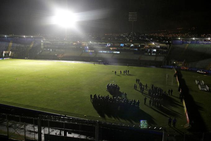 Spopadi so se razširili na tribune Nacionalnega stadiona v Tegucigalpi in na območje pred njim. | Foto: Reuters