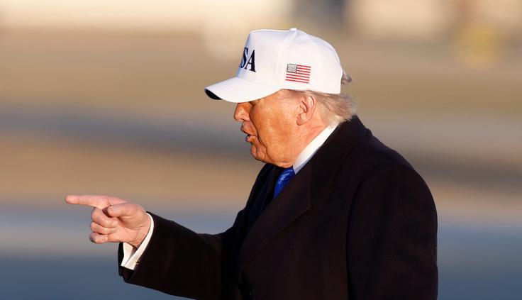 Izjave senatorja Coryja Bookerja so znova odprle vprašanje, kako daleč lahko Donald Trump seže brez jasne omejitve Kongresa. | Foto: Guliverimage