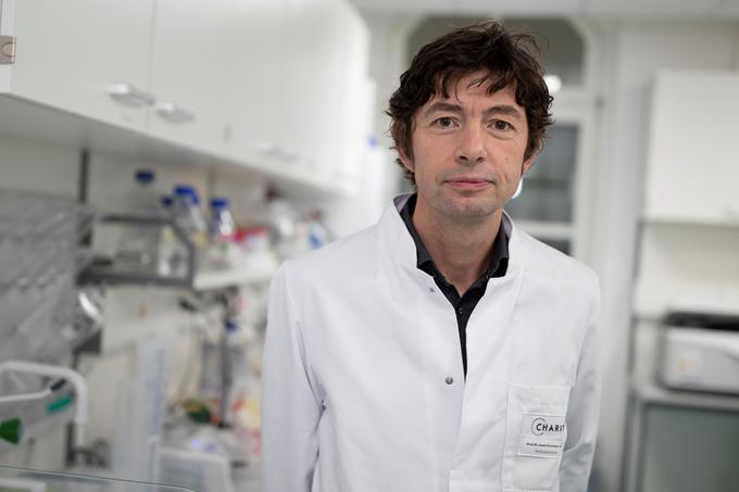 Najbolj znan nemški virolog Christian Drosten je prepričan, da se bo s koronavirusom verjetno okužilo od 60 do 70 odstotkov ljudi (za Slovenijo bi to pomenilo, da se bo na koncu okužilo od 1,2 do 1,4 milijona ljudi). Vprašanje je le, v kolikšnem času.  | Foto: Reuters