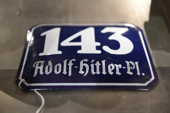 Hitler muzej predmeti | Pobude za spremembe zakonodaje so se pojavile po neprijavljenem javnem shodu zamaskiranih pripadnikov samooklicane Slovenske obrambne straže, ki je v središču Ljubljane potekal 7. junija in ki se ga je po podatkih Policijske uprave Ljubljana udeležilo 70 oseb. | Foto Reuters