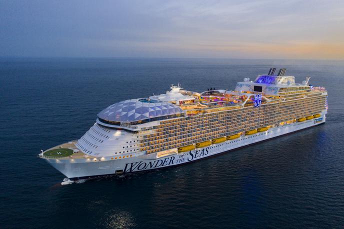 Wonder of the Seas križarka ladja | Za primerjavo, ladja je 30 metrov daljša od najdaljše vojaške ladje vseh časov – ameriških letalonosilk razreda Nimitz. | Foto Royal Caribbean