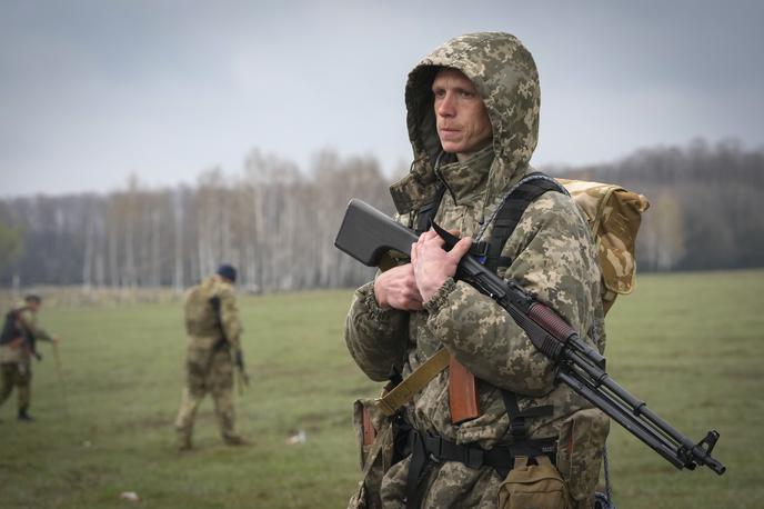 Ukrajinski vojaki na minskem polju | Na fotografiji vidimo ukrajinske vojake, ki na minskem polju iščejo ruske mine. | Foto Guliverimage