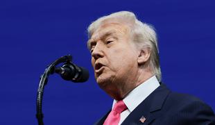 Trump v kritiki demokratskih pozivov vojakom k zavračanju ukazov omenil smrtno kazen