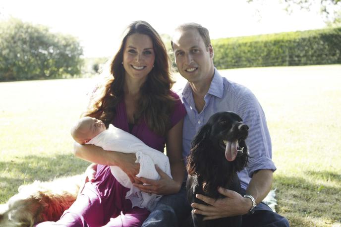 Kate Middleton, princ Willaim, pes Lupo | Kate in William s prvorojencem Georgeem in kužkom Lupom. | Foto Reuters