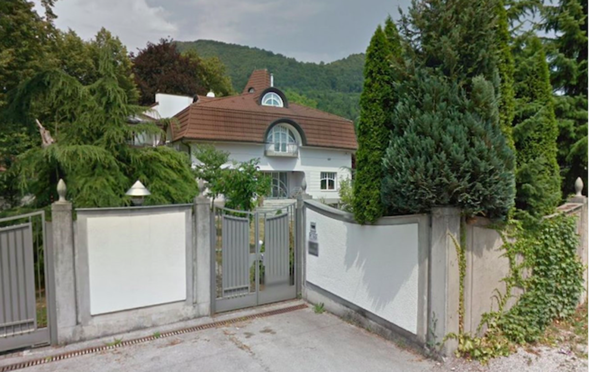 Tacen najdražja hiša | Na mestu (in še sosednjih zemljiščih), kjer so lani prodali najdražjo hišo, bo v 16 dvostanovanjskih vila dvojčkih 32 stanovanj. | Foto Google Street View