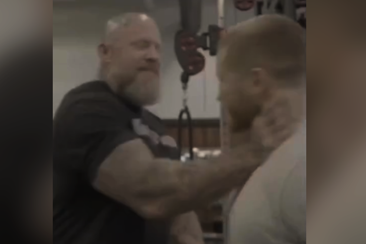 Fitnes, kjer se je zgodil incident, je Van Wycku (levo) že prepovedal vstop.  | Foto: Posnetek  zaslona