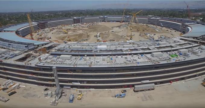 Osrednje poslopje Applovega novega kampusa bo tako imenovana vesoljska ladja, krožna zgradba z obsegom več kot 1,5 kilometra. Vsa okna na zgradbi bodo ukrivljena in zato prestavljajo nezanemarljiv delež končne cene projekta. To je v svojem zadnjem javnem nastopu pred smrtjo priznal tudi Steve Jobs: "Okroglo ni najcenejši način, da nekaj zgradiš." | Foto: 