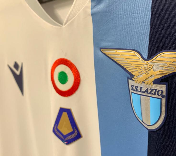 Tak zlat znak (v sredini spodaj) bo na dresu v sezoni 2019/20 nosila šesterica igralcev. Med njimi bo tudi Slovenec. | Foto: S.S. Lazio