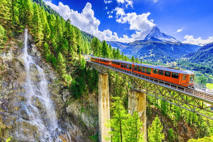 Sedem ur in pol dolgo potovanje poteka od Zermatta do St. Moritza, kar daje potnikom dovolj časa, da uživajo v razgledih na Švicarske Alpe. | Foto: Shutterstock