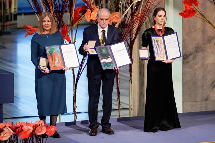 Nobelova nagrada za mir | Z leve proti desni: Natalija Pinčuk, ki je na podelitvi zastopala zaprtega moža Alesa Bjaljackega, Jan Račinski in Oleksandra Matvijčuk. | Foto Reuters