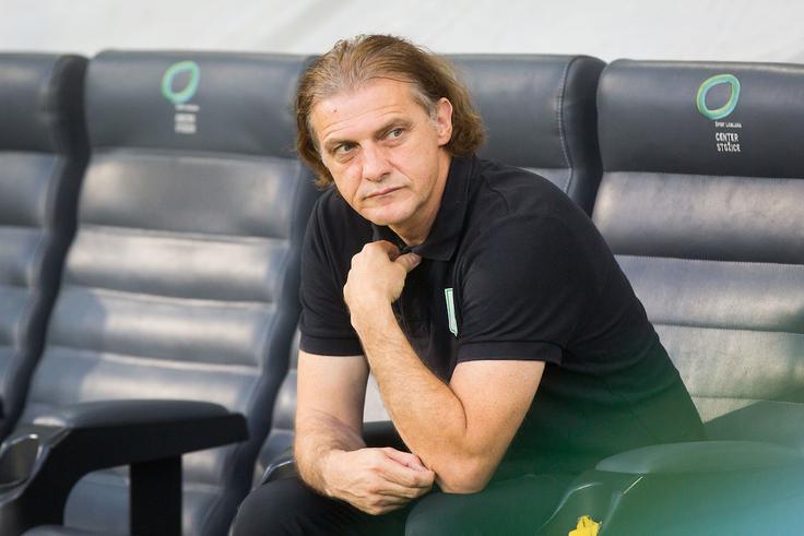 Tudi trenerju Safetu Hadžiću je bilo podobno kot 28-letnemu napadalcu težko pri srcu, saj je morala Olimpija po tako bojeviti predstavi končati evropsko sezono. | Foto: Sportida