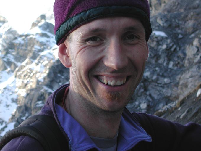 Alpinist, plezalec, oče dveh otrok in informatik Zvonko Požgaj je bil med vzponom na Ama Dablam leta 1996 edina povezava med dolino in navezo Furlan-Humar. Prek oddajnika ju je usmerjal iz baznega tabora, ju spodbujal in zapisoval vse, kar se je dogajalo v času vzpona, ki ga je alpinistična srenja razglasila na najboljši vzpon leta 1996. Furlan (posthumno) in Humar sta zanj prejela nagrado zlati cepin. | Foto: Osebni arhiv