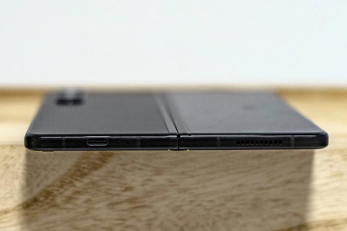 Samsung Galaxy Z Fold3 prinaša podporo za pisalo S Pen med Samsungove pregibne telefone, a je pisalo na voljo posebej in zahteva dodaten ovitek, če ga želimo imeti ves čas ob telefonu.  | Foto: Ana Kovač