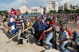 Na Kubi izbruhnili množični protivladni protesti #video
