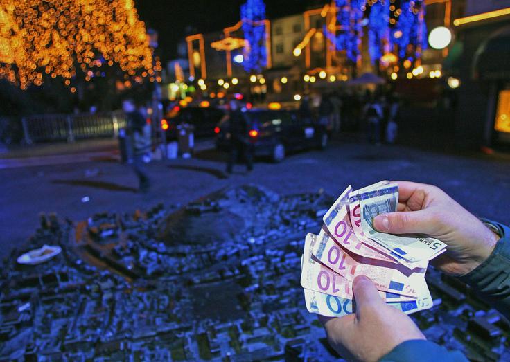 Menjava se je izvršila v razmerju 239,640 tolarja za evro, dva tedna sta bili v obtoku obe valuti. Spremembe so bile po mnenju Banke Slovenije skoraj neopazne. | Foto: STA ,