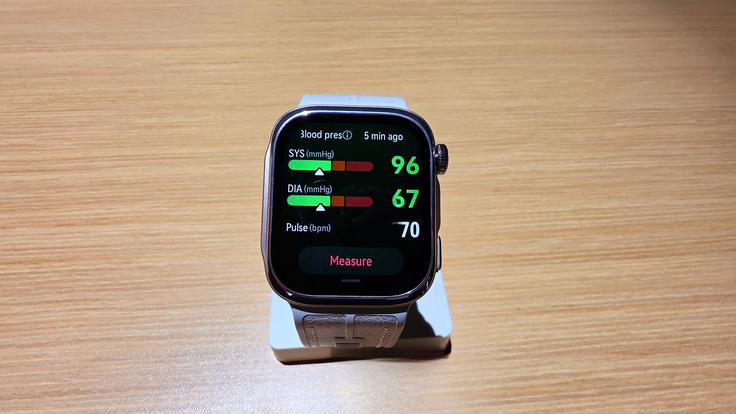 Pametna ura Huawei Watch D3 ne ocenjuje krvnega tlaka z optičnimi senzorji, temveč ga izmeri na zapestju z napihljivo blazino. | Foto: Srdjan Cvjetović