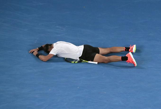 Nadal se je po uvrstitvi v finale in petih urah napornega tenisa najprej poveselil na tleh. | Foto: Reuters