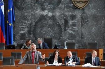 DZ ob nasprotovanju opozicije sprejel novelo zakona o državni upravi