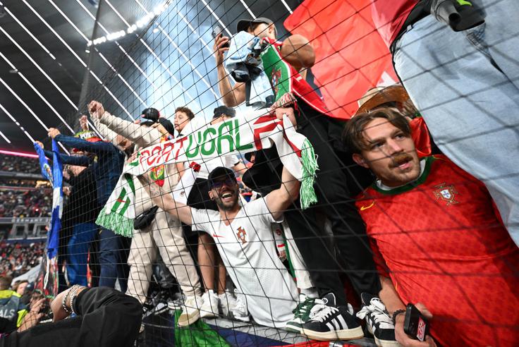 Portugalski navijači od svojih ljubljencev pričakujejo, da se bodo brez večjih težav uvrstili na SP 2026. | Foto: Reuters