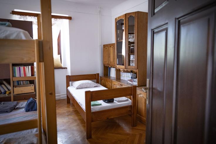Postelja mora biti postlana na točno določen način.  | Foto: Ana Kovač