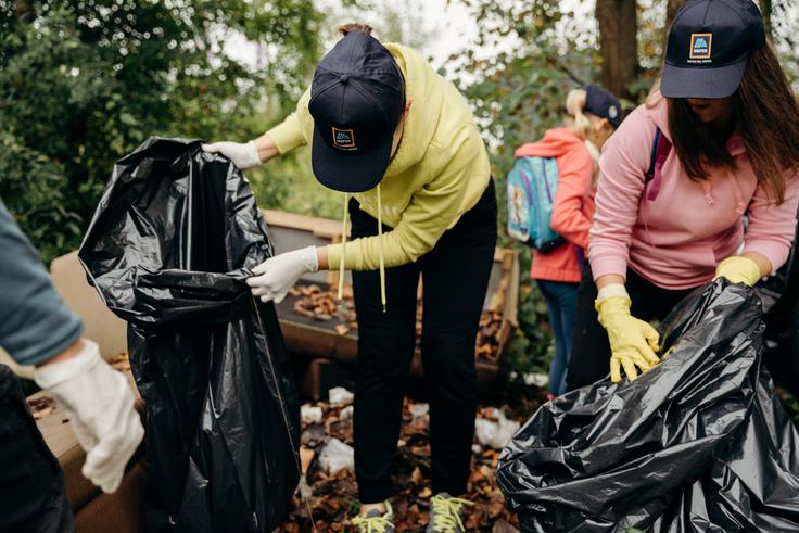 Povprečen Slovenec na leto porabi okoli 150 plastičnih vrečk, kar 89 odstotkov jih vrečko uporabi le enkrat. Plastične vrečke onesnažujejo okolje, velik problem je onesnaževanje vodnih teles, kar ogroža vodne ekosisteme. | Foto: 